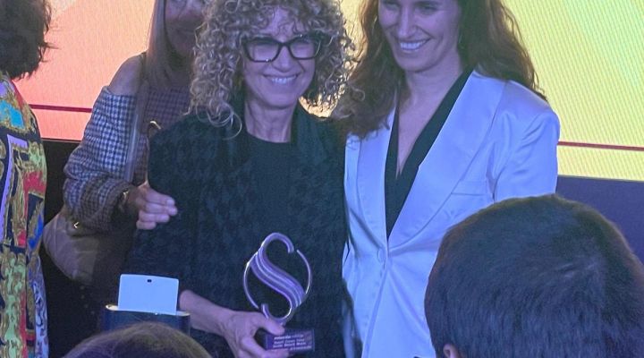 La Dra. Susana Jiménez, directora Facultativa de la CPUB, guardonada als Premios Sanitarias de Redacción Médica i condecorada com Membre d'Honor del COPC.